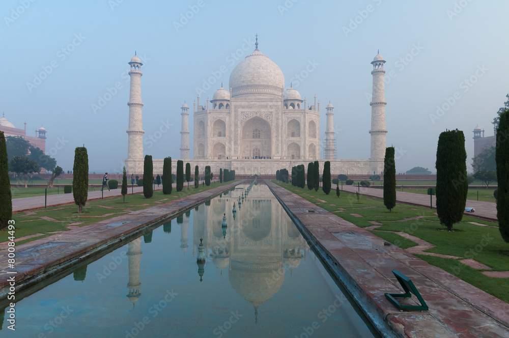 Fototapeta premium Taj Mahal in the fog early morning