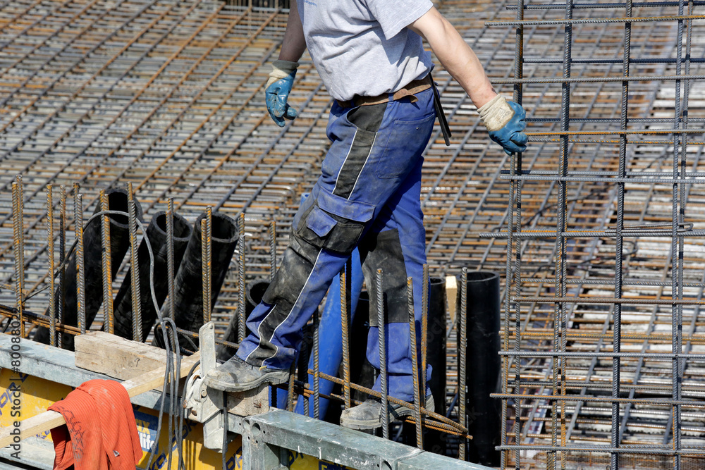 bauarbeiter auf einer baustelle bauarbeiter auf einer baustelle