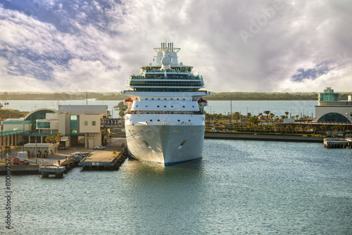 Canvas Print cruise ship in port