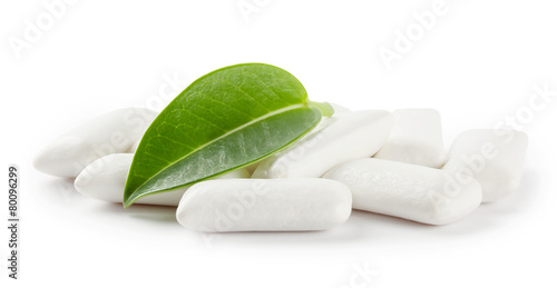 Papier peint Paw chewing gum with green leaf