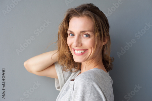 Фотография Happy smiling beautiful woman posing with hand