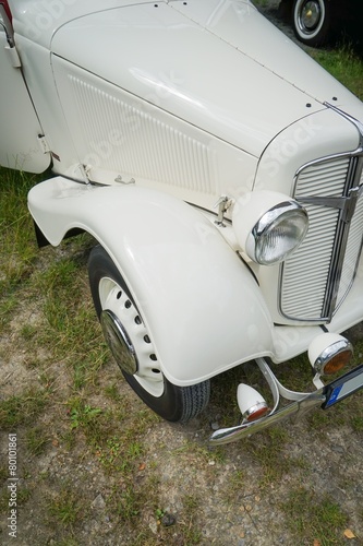 Automobile, weißer Oldtimer aus den 30er Jahren, Bildausschnitt