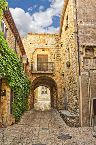 Fototapeta Naklejka Na Ścianę i Meble -  Typical street in Peratallada, Catalonia, Spain