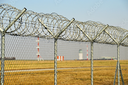 Wallpaper Mural Stacheldrahtzaun um einen Flughafen Torontodigital.ca