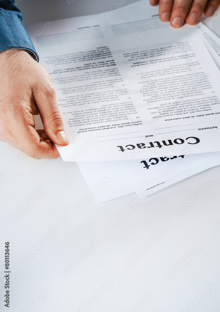 Obraz premium Businessman reading through a contract