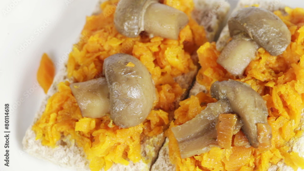 Crispbread with mushrooms and carrots Crispbread with mushrooms and carrots