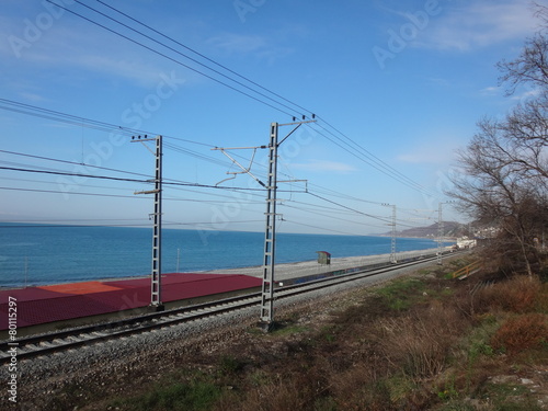 Железная дорога, идущая по берегу моря