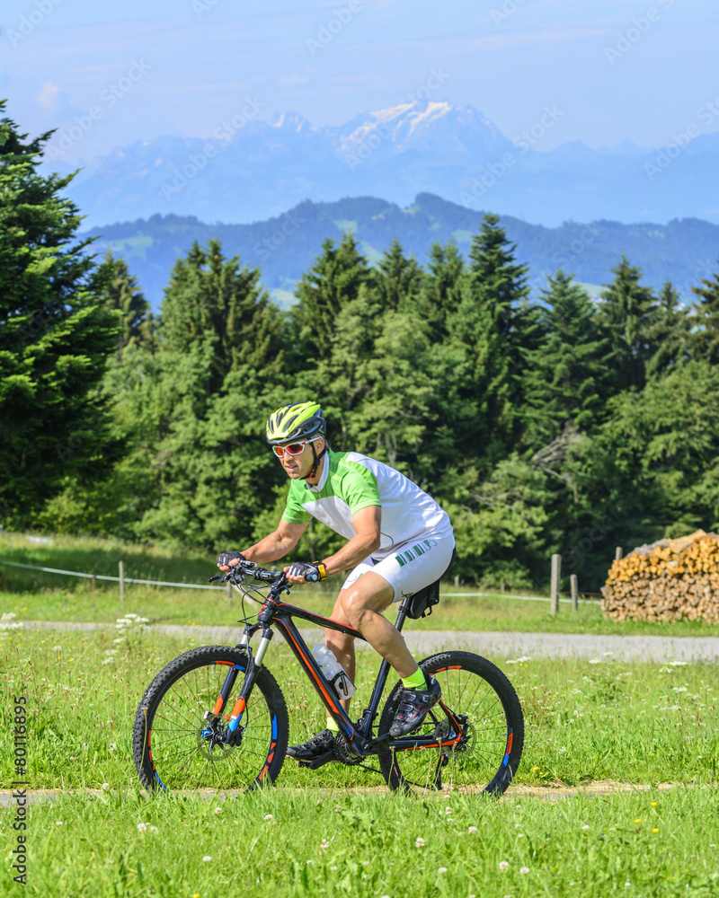 Obraz premium Mountainbiker im Anstieg