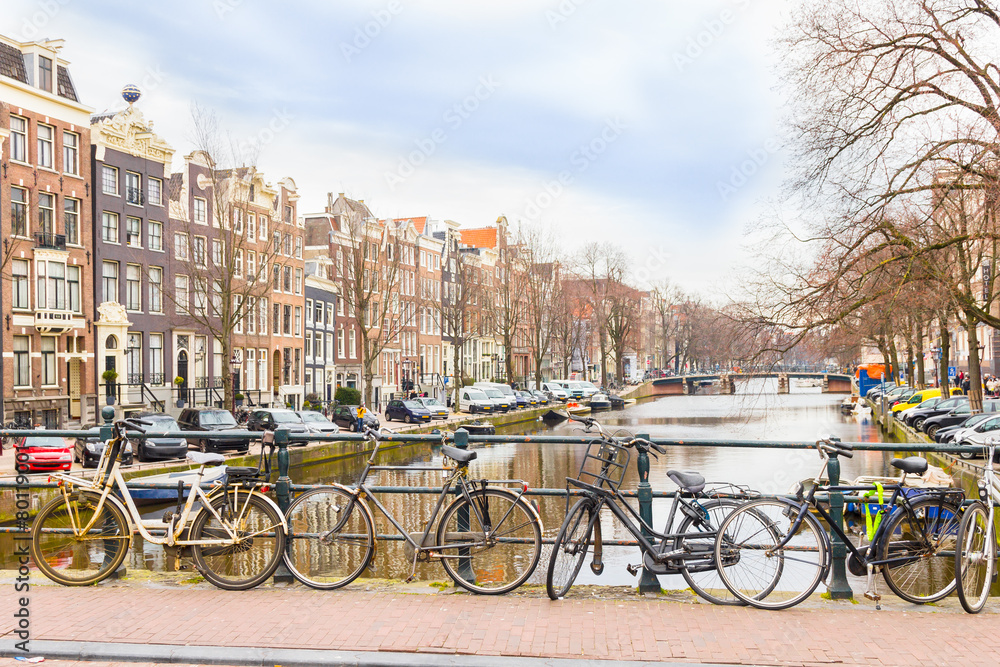 Naklejka premium Amsterdam canal and bicycles