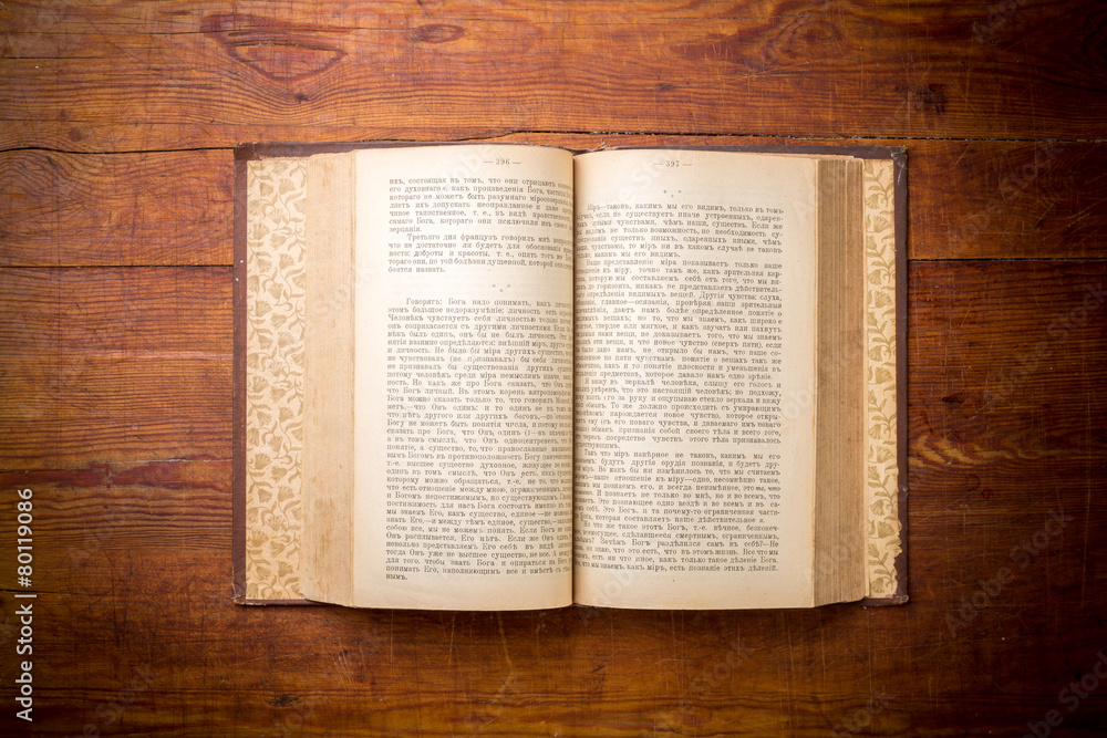 Obraz premium Open Book on old wood background