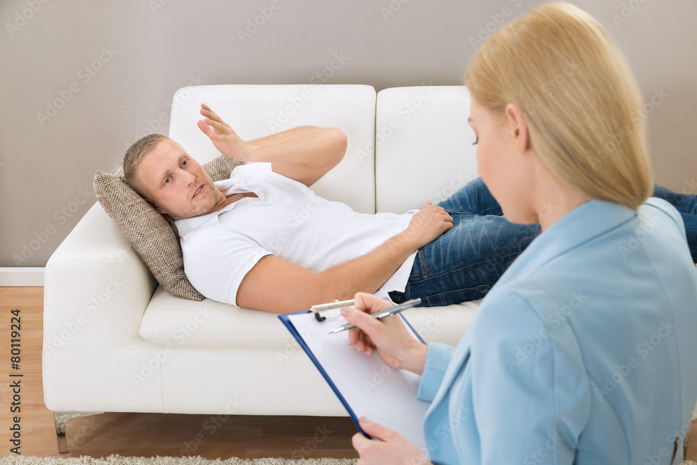 Obraz premium Female Psychologist Making Notes