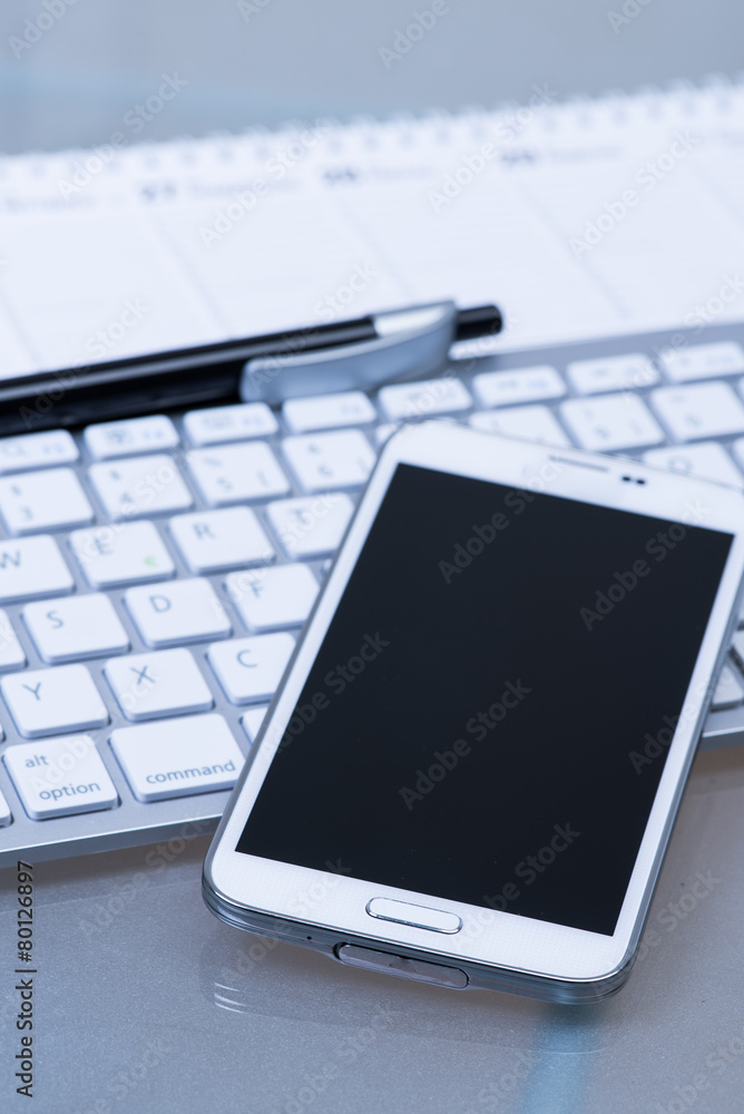 mobiltelefon liegt auf tastatur mobiltelefon liegt auf tastatur