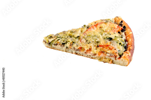Кусок пиццы с телятиной на белом фоне