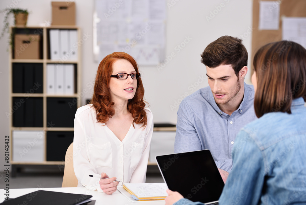 arbeitsgruppe in einer besprechung am schreibtisch arbeitsgruppe in einer besprechung am schreibtisch