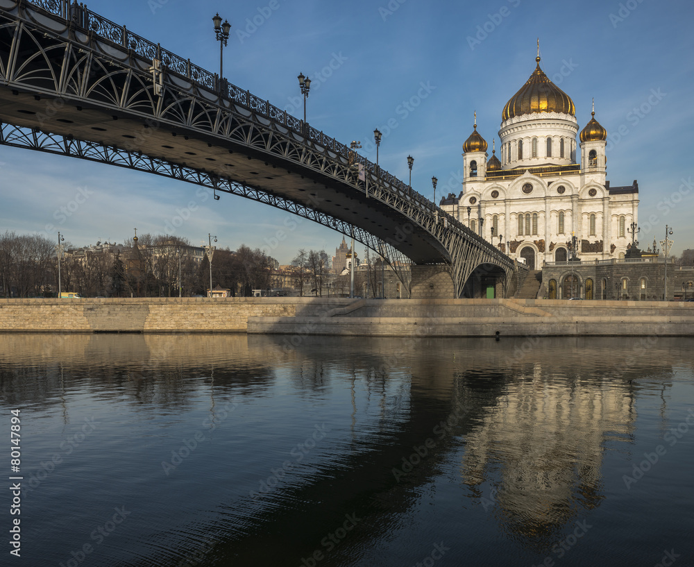 Патриарший мост у Храма Христа-Спасителя в Москве.