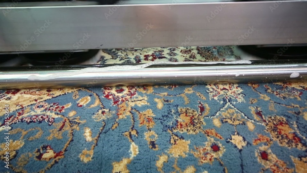 Machine cleans wool carpet with water by turn at exhibition