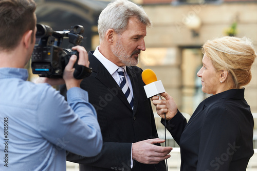 Photo Female Journalist With Microphone Interviewing Businessman