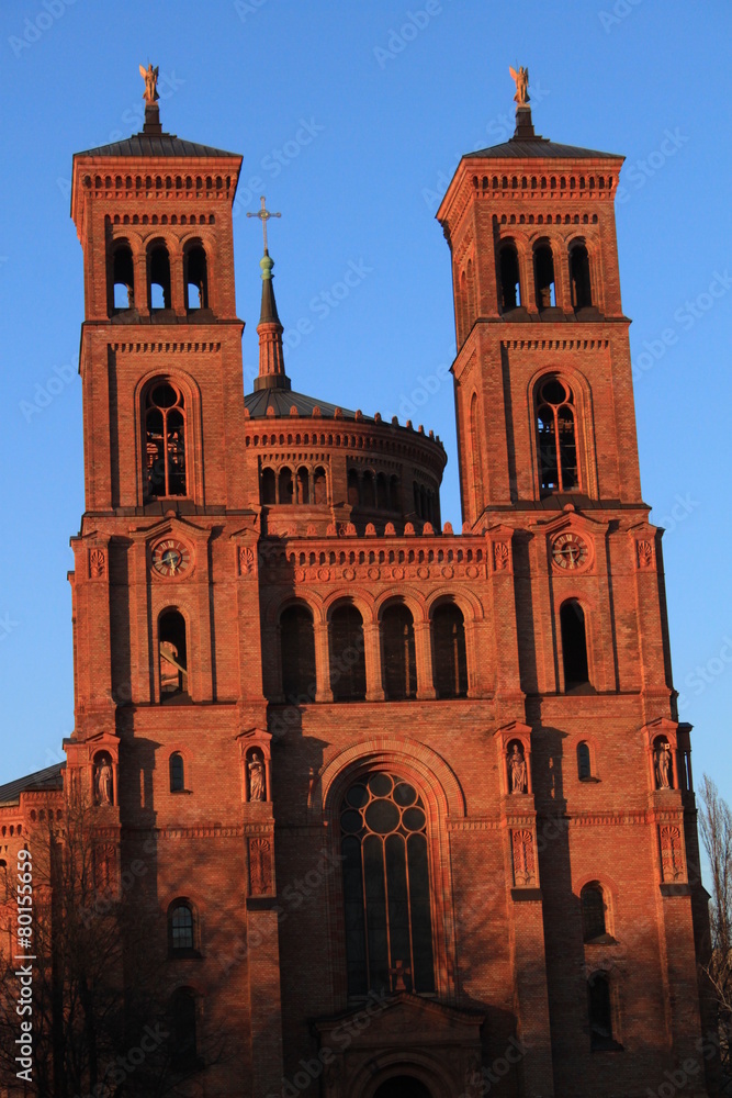 Turmpaar und Kuppel der Thomaskirche in Berlin-Kreuzberg