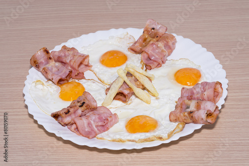 Bacon con huevos.