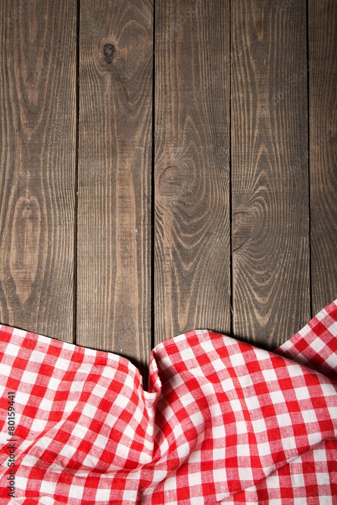 Obraz premium Top. old wooden table with red picnic tablecloth and copyspace