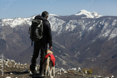 uomo e cane in montagna