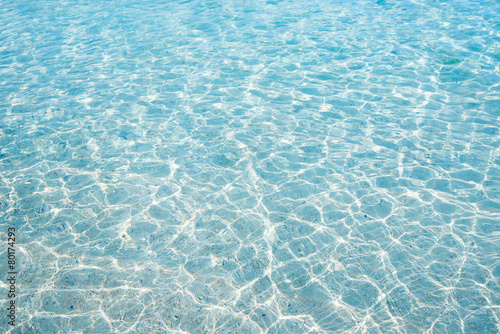 沖縄の海・透明な海の波模様
