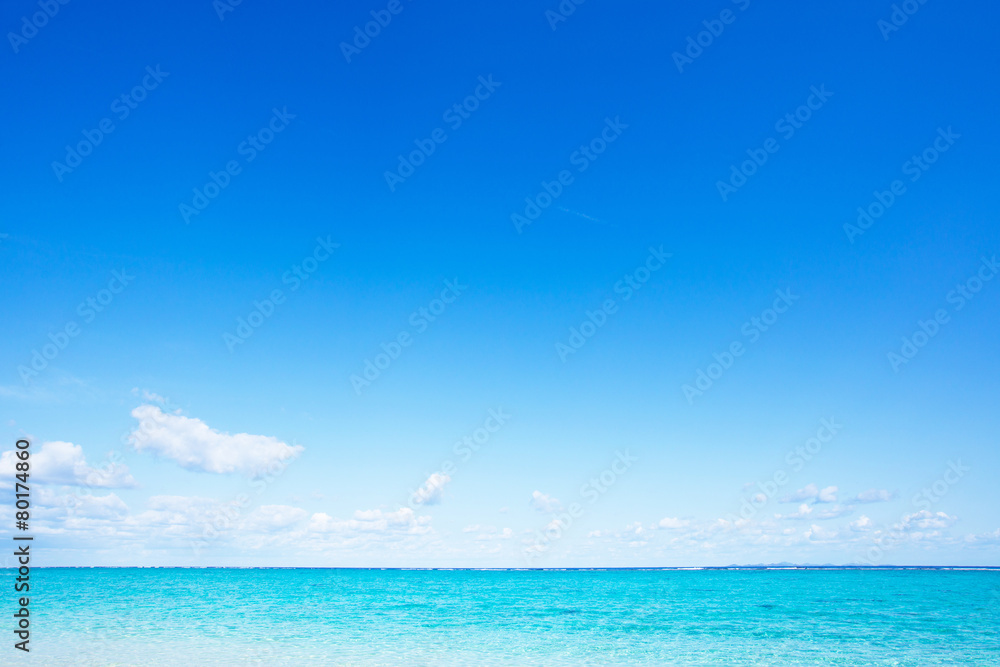 沖縄の海・水平線と青空
