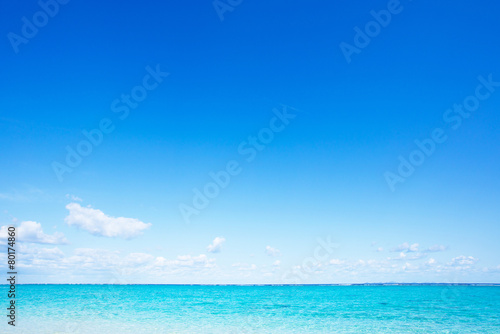 沖縄の海・水平線と青空 © yuuta