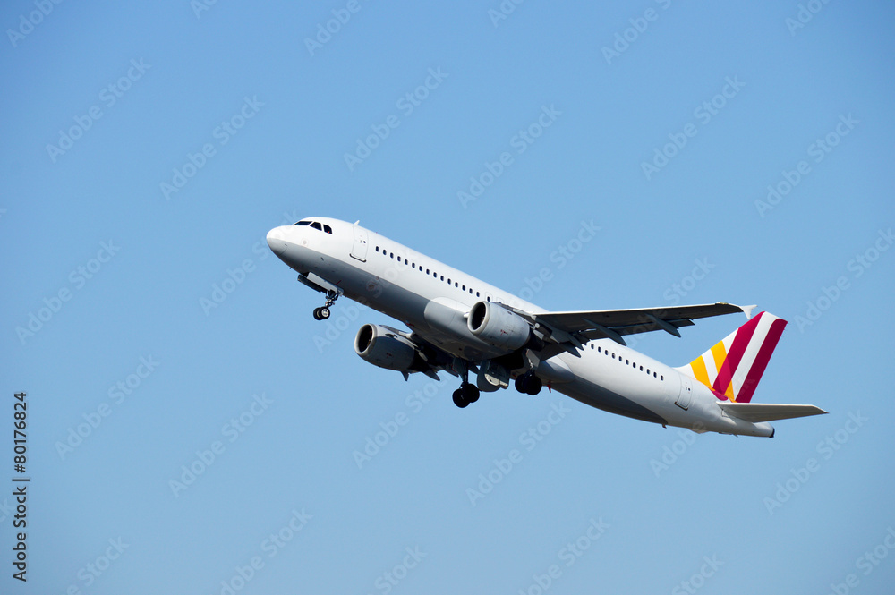 Aufsteigendes Passagierflugzeug mit Düsenantrieb Aufsteigendes Passagierflugzeug mit Düsenantrieb