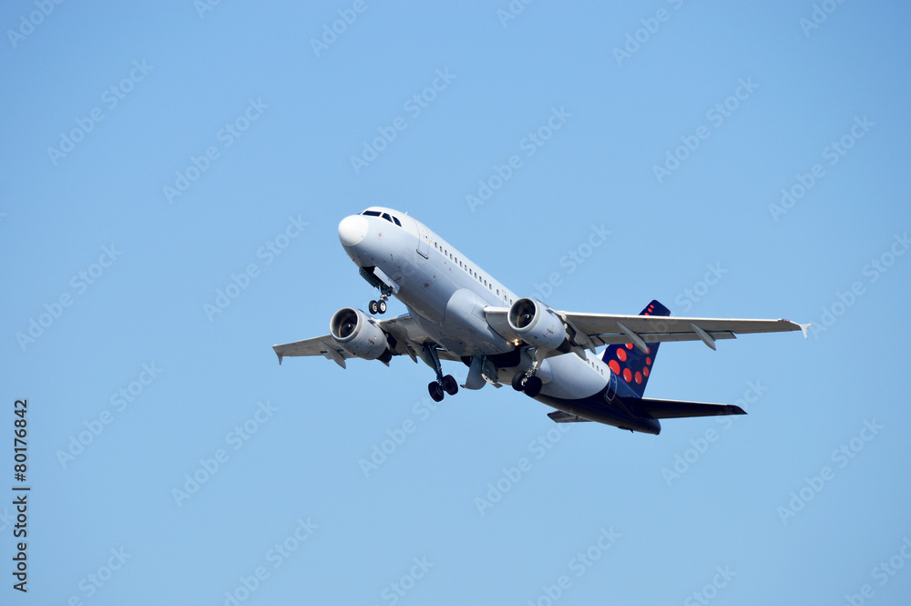 Aufsteigendes Passagierflugzeug mit Düsenantrieb Aufsteigendes Passagierflugzeug mit Düsenantrieb
