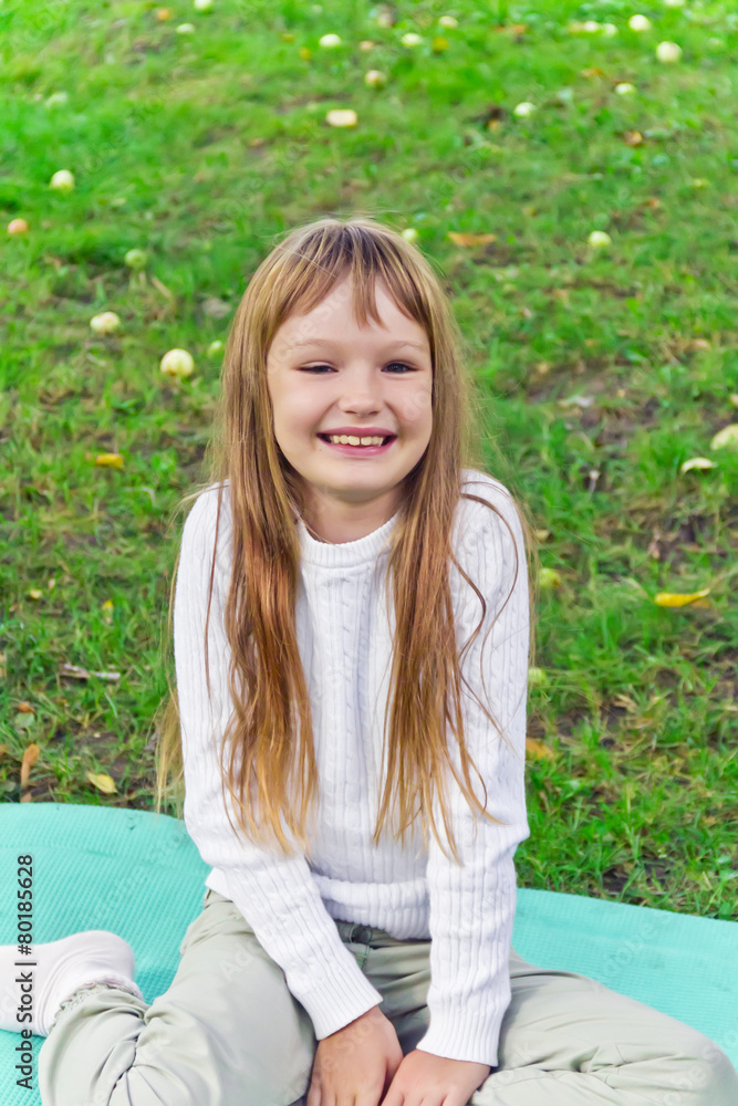 Obraz premium Cute smiling girl