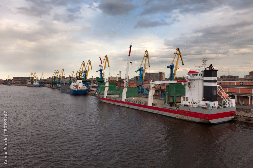 Naklejka premium the vessels in port standing on unloading