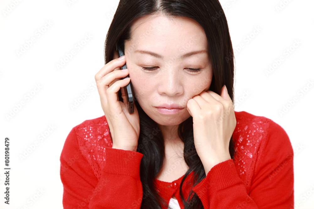 悪い知らせにがっかりしてしまった女性 悪い知らせにがっかりしてしまった女性
