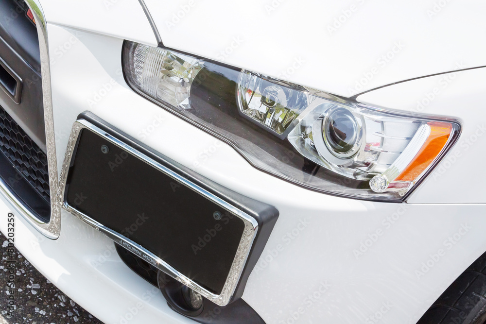 Obraz premium 車のヘッドライト Headlight of the white car