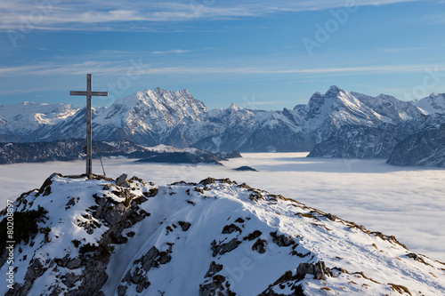 Gipfelkreuz vor Bergkulisse