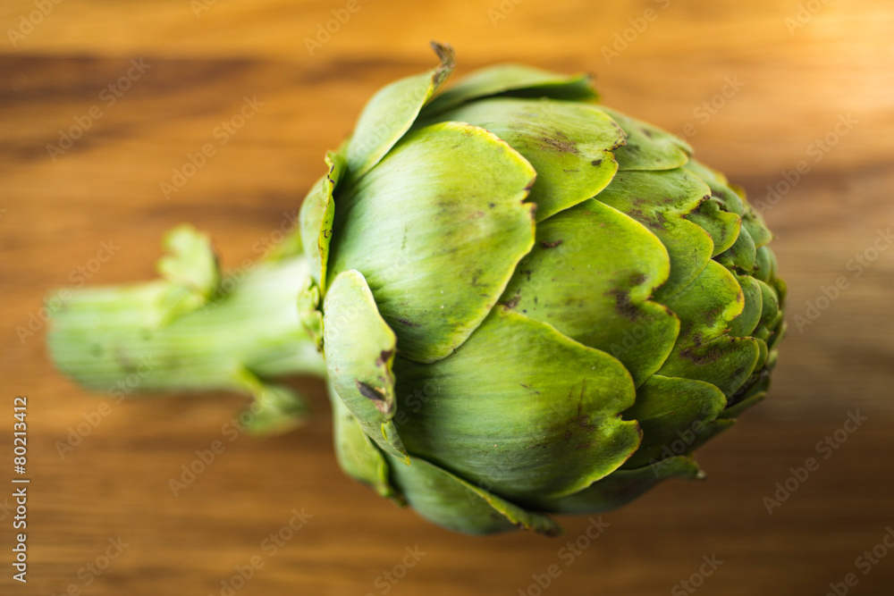 Obraz premium fresh artichokes on wooden background