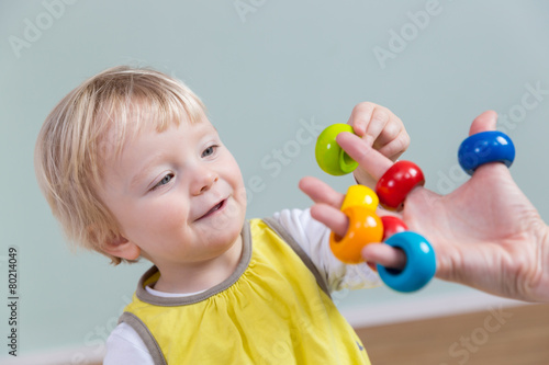 Kleinkind spielt mit Steckspiel