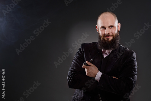 Elegantly dressed bearded man © Daniel Jędzura
