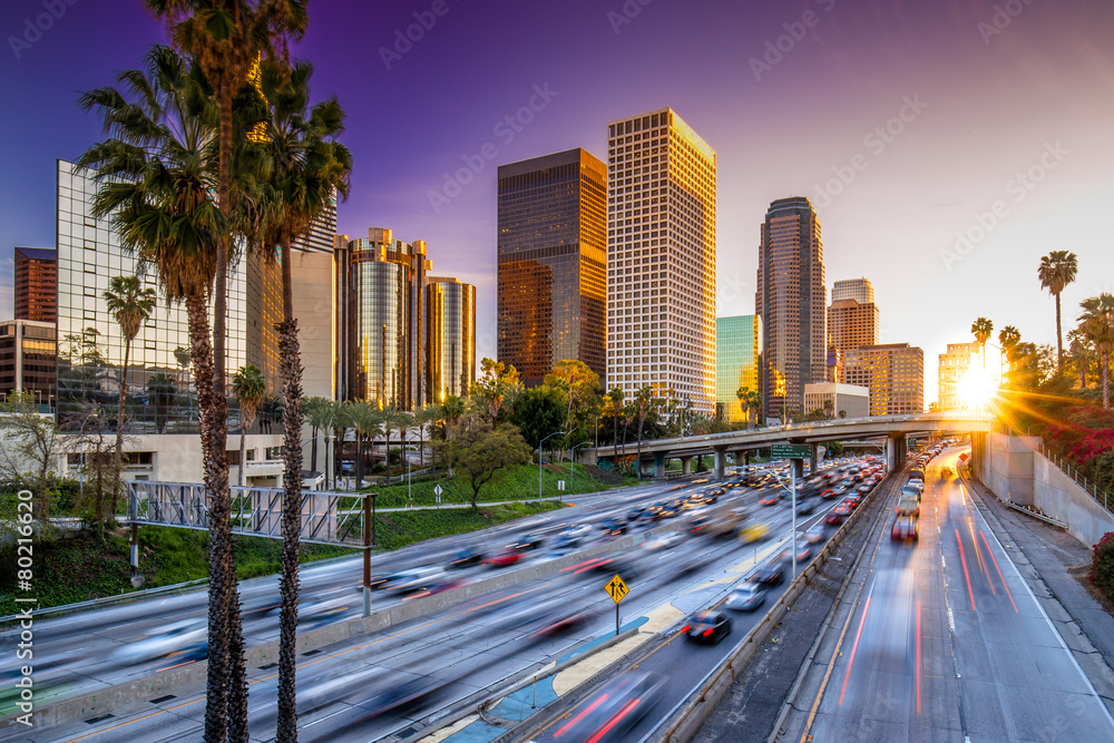 Naklejka premium Los Angeles panoramę centrum miasta zachód słońca budynki autostrady