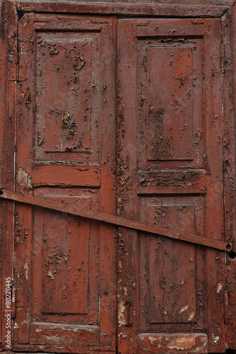 old window with burgundy shutters closed © Evgeniy Kalinovskiy