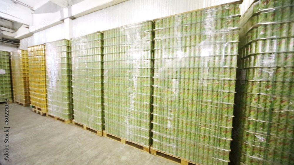 Many packed cans of mojitos in Ochakovo factory Many packed cans of mojitos in Ochakovo factory