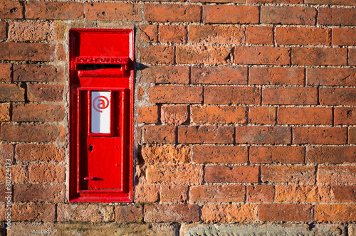 Billede på lærred vintage red mailbox build in a brick wall