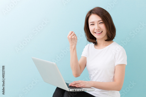 パソコンを見る笑顔の女性 © miya227