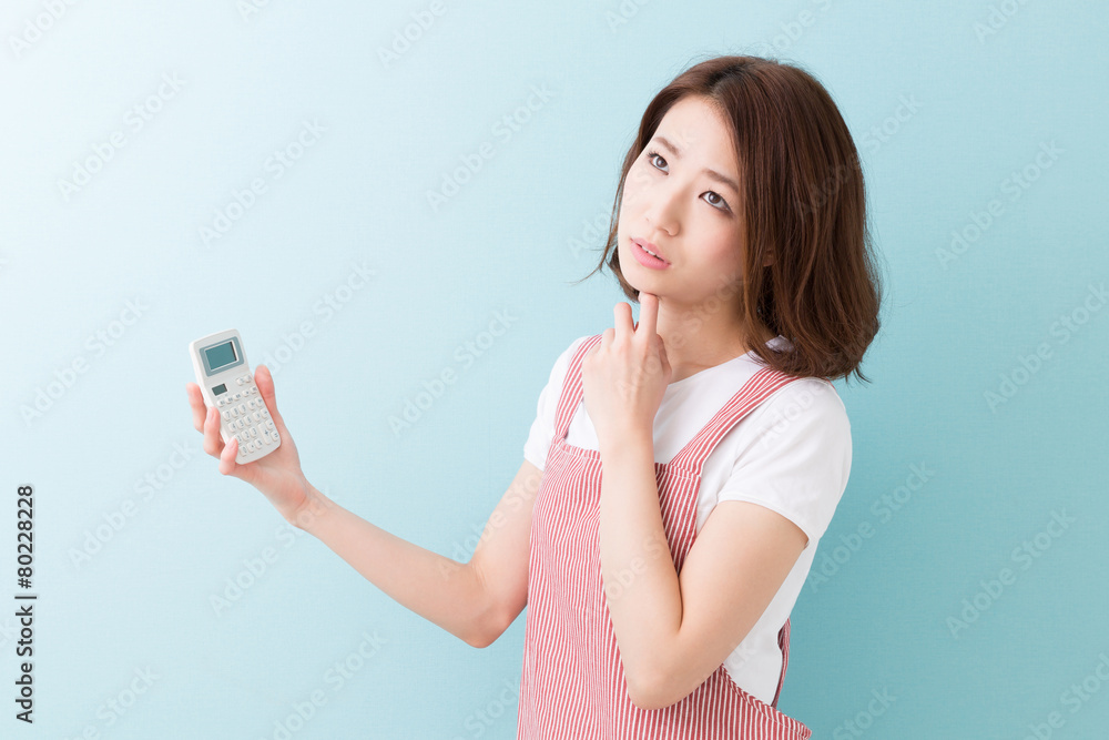 エプロン姿の女性　電卓
