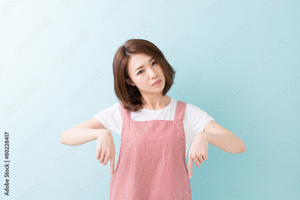エプロン姿の女性 エプロン姿の女性