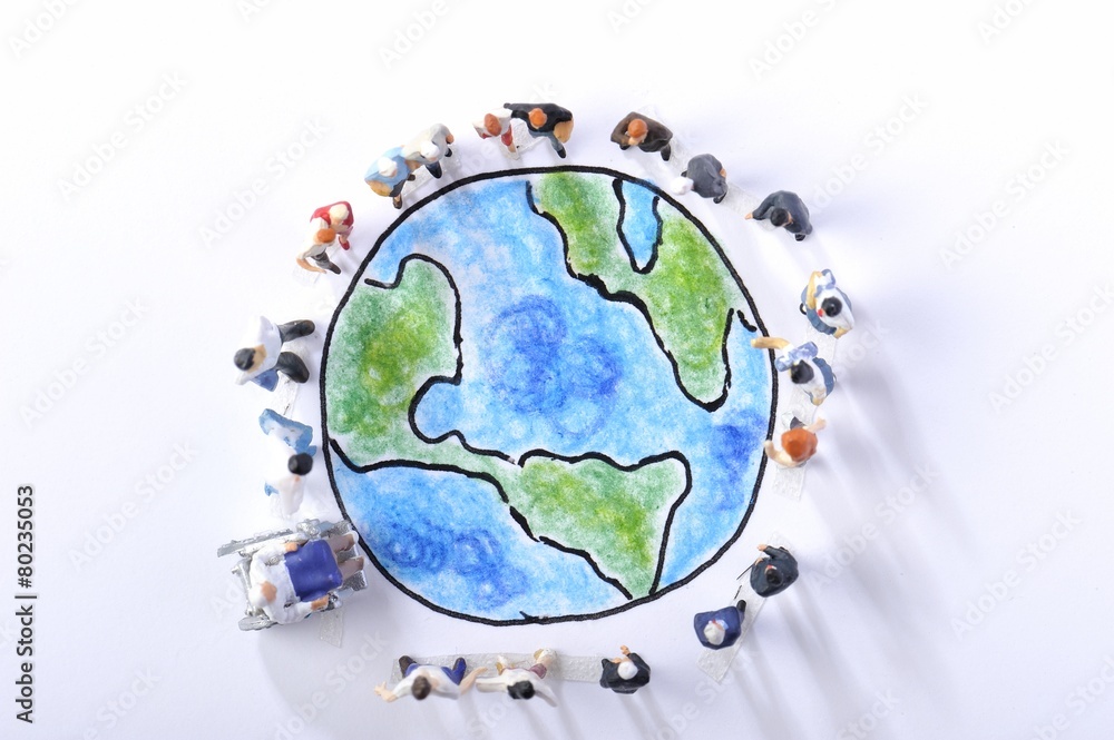 Fototapeta premium 青い地球を見つめる大勢の人々