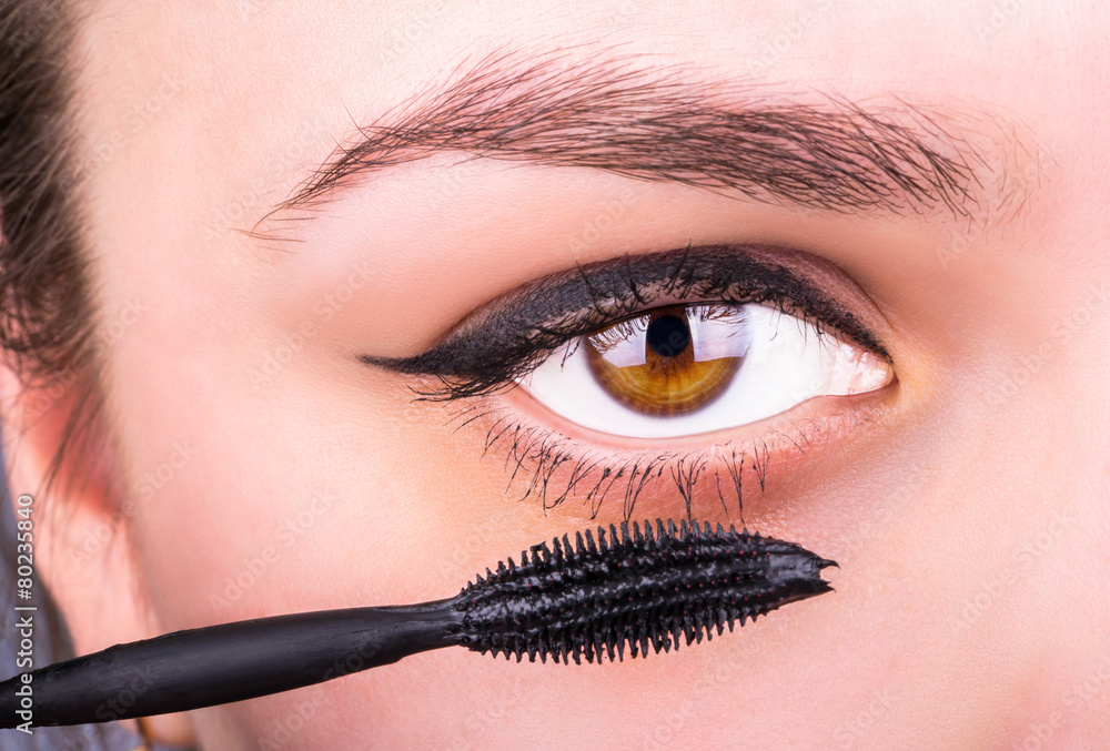 Naklejka premium Female eye and mascara