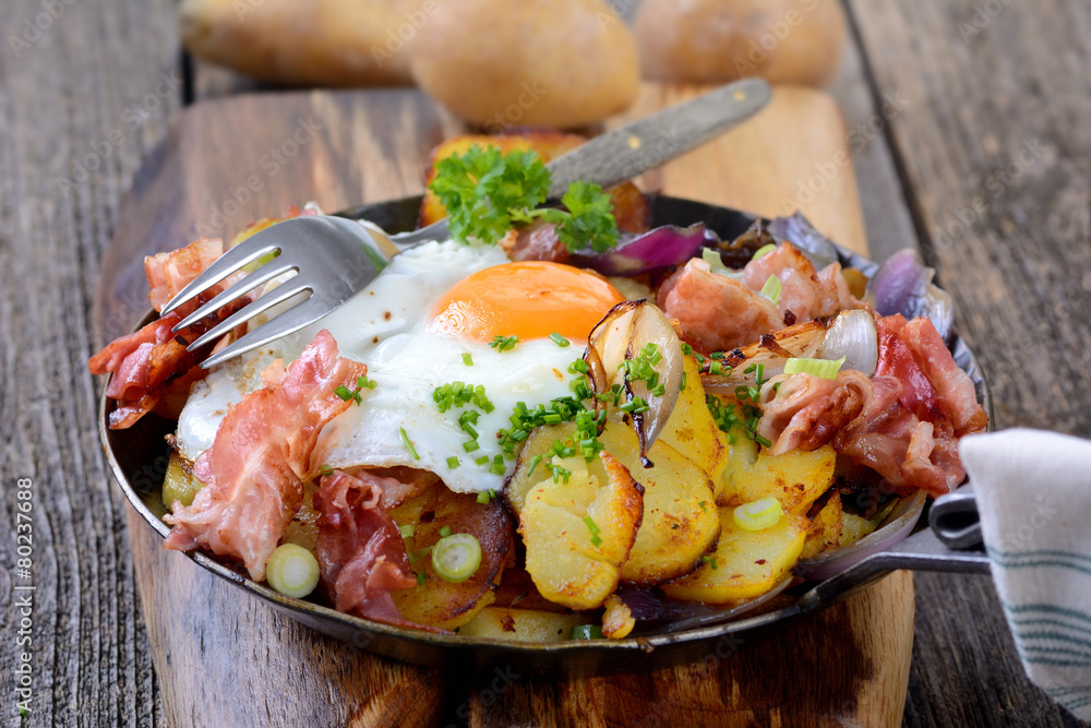 Bauernfrühstück mit Bratkartoffeln, Speck und Spiegelei Stock-Foto ...