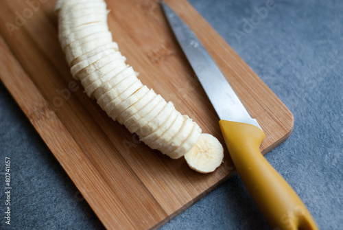 Pokrojony banan na desce z nożem