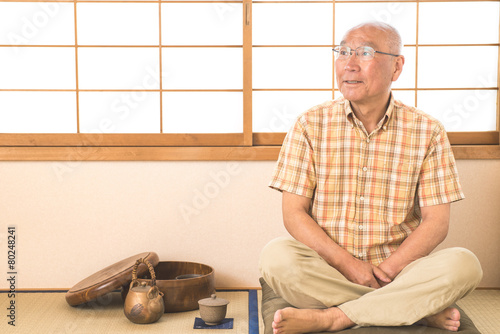 和室でくつろぐシニア